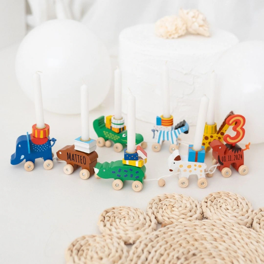Personalisierter Geburtstagszug aus Holz mit Tierfiguren und Kerzenhaltern