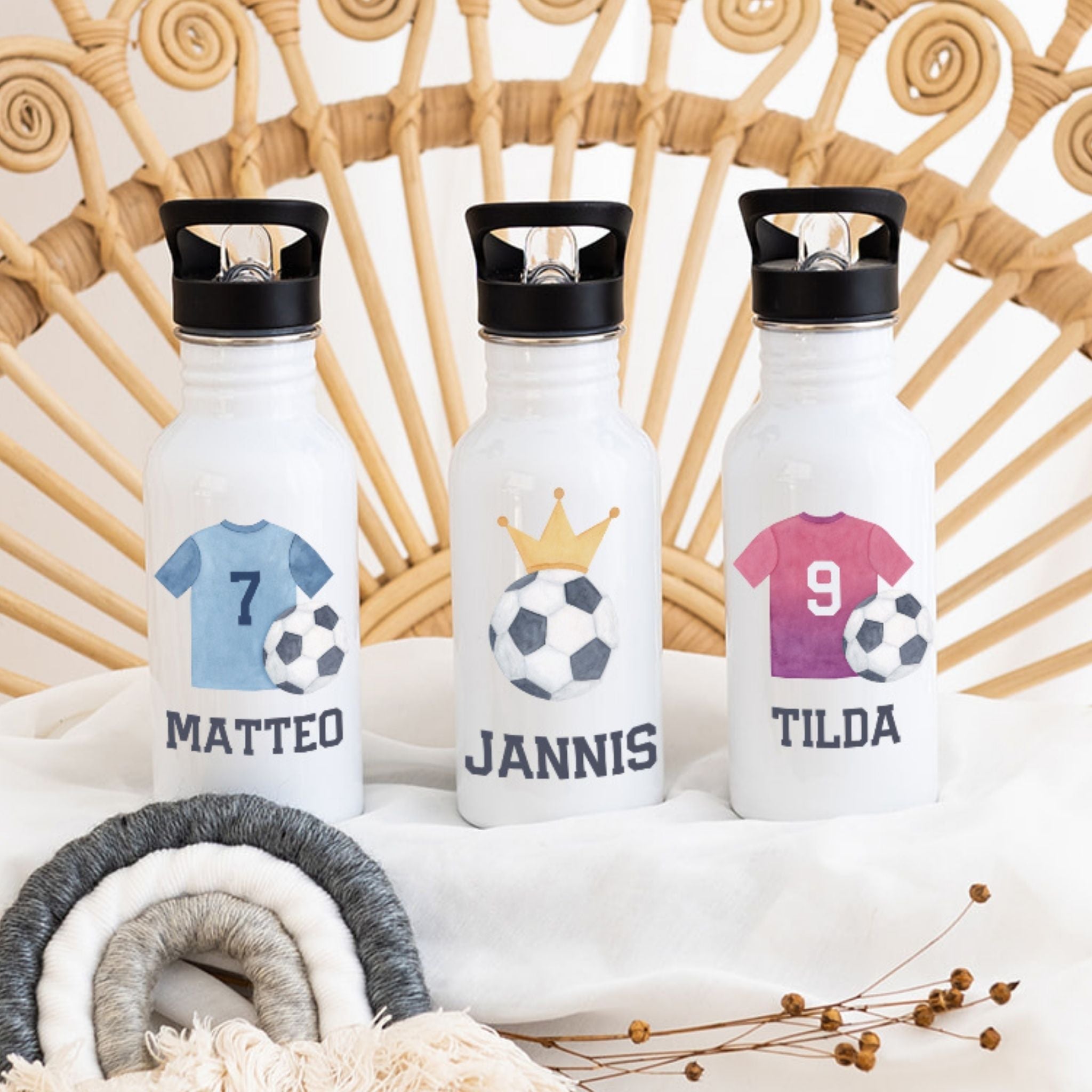 Kinder Trinkflasche weiß mit Trinkhalm personalisiert - Fußball Trikot Aquarell - wunderwunsch