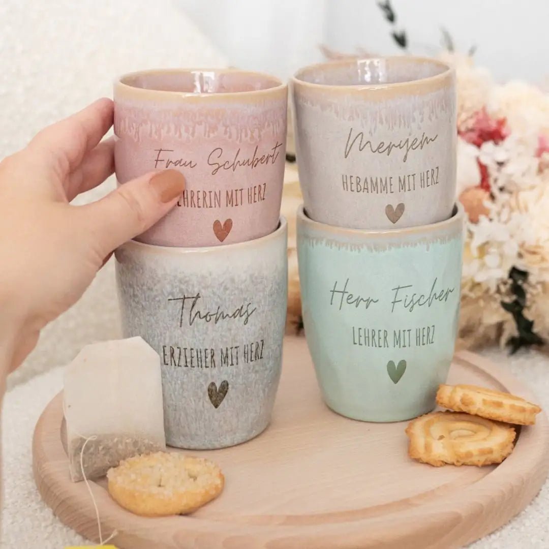 Steingut Becher sand personalisiert - Erzieherin/Lehrerin/Hebamme - wunderwunsch, Kita Abschiedsgeschenk