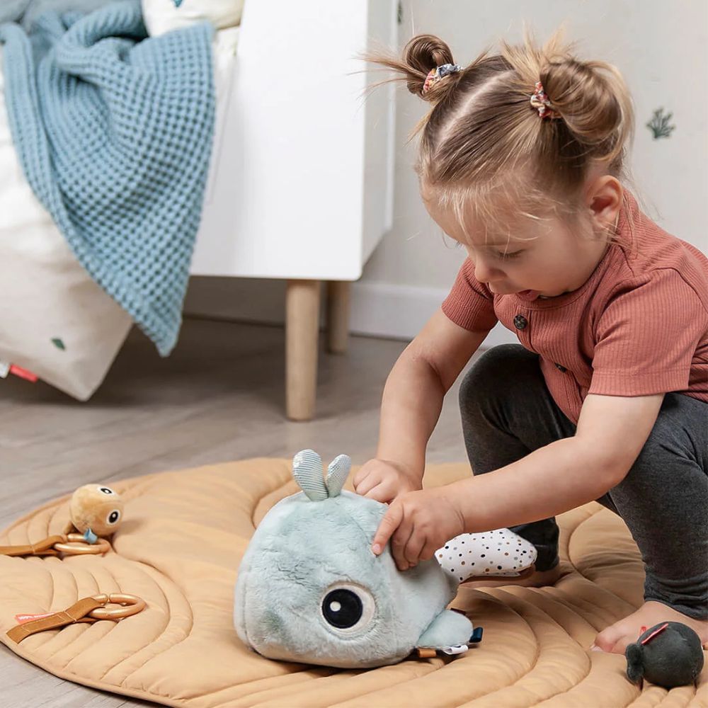 DONEBYDEER Kuscheltier Versteckspiel personalisiert - Wal