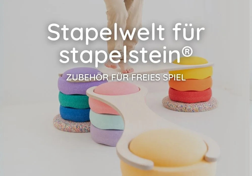 Banner Stapelwelt für stapelstein: Kind balanciert auf Holzbrücke über bunten Stapelsteinen, Text Zubehör für freies Spiel