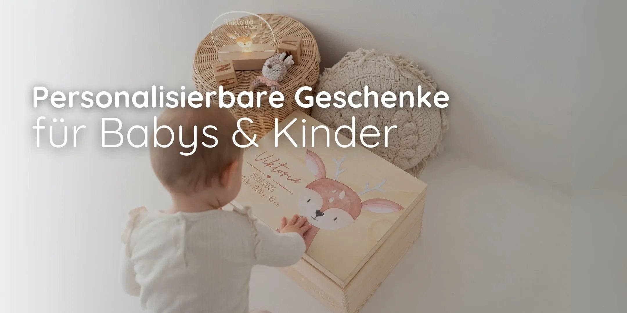 Startseiten Banner: Baby öffnet personalisierte Erinnerungskiste aus Holz mit Namen Viktoria, Text Personalisierbare Geschenke für Babys und Kinder