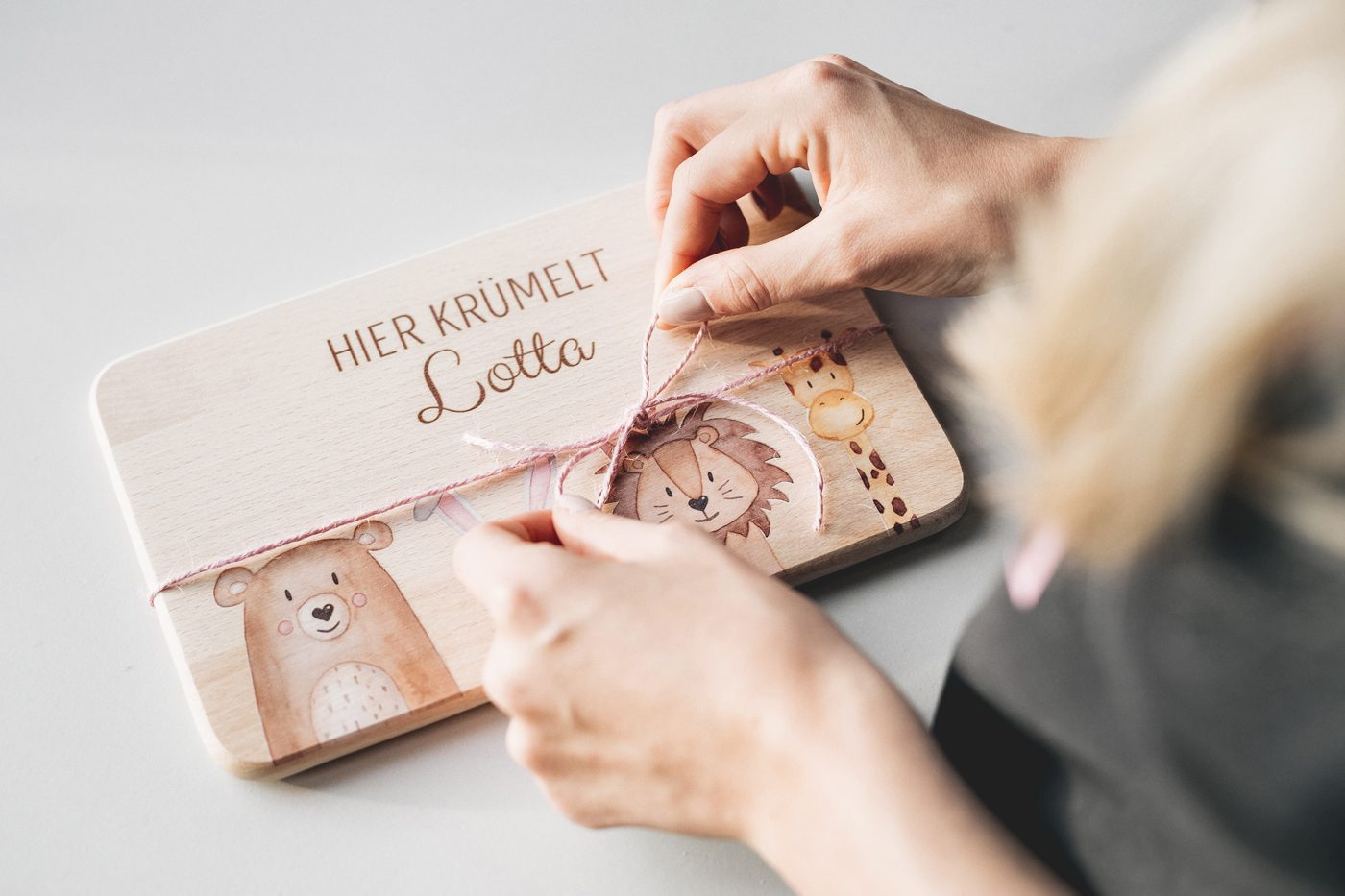 Personalisiertes Frühstücksbrettchen Hier krümelt Lotta