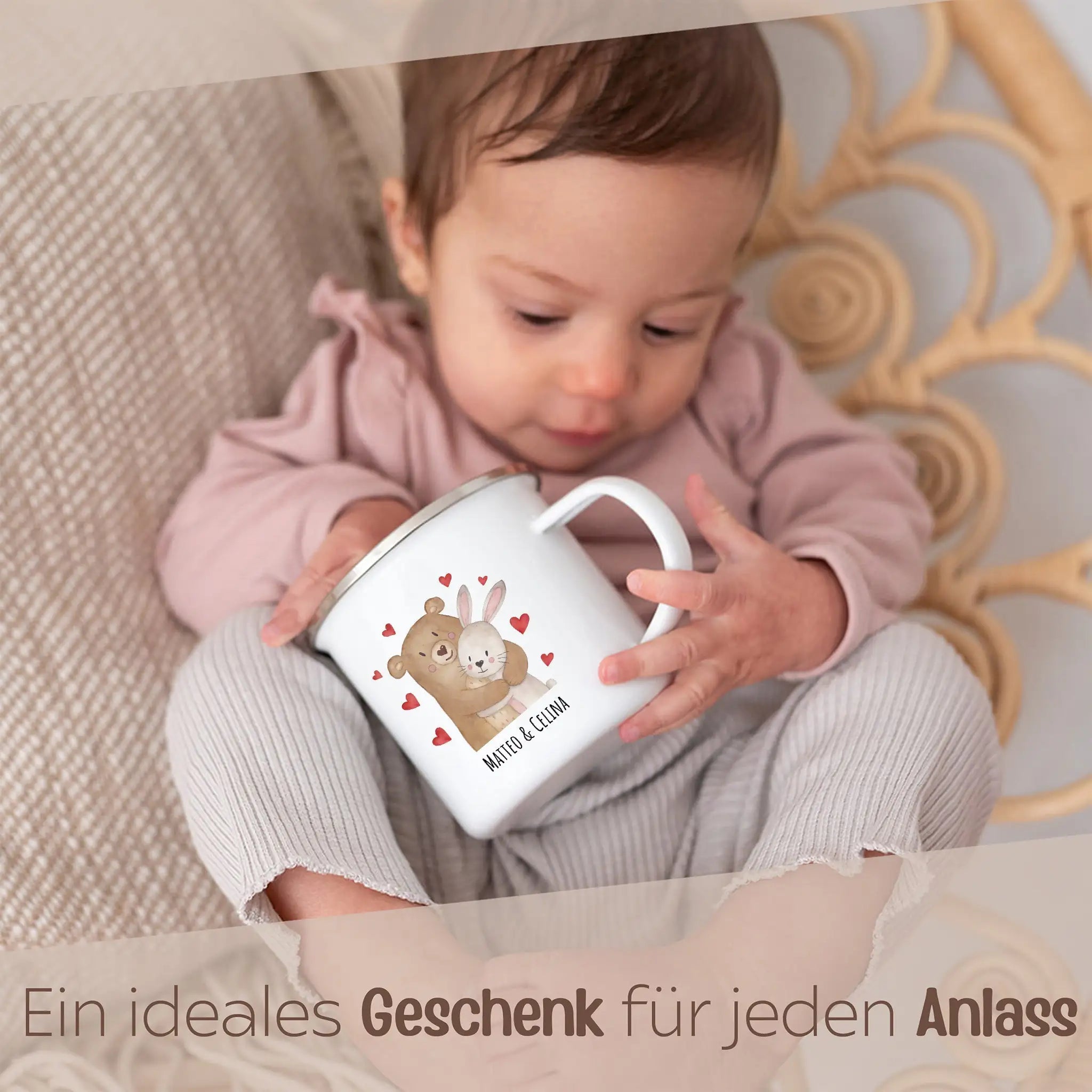 Emaille Kindertasse personalisiert - Bär umarmt Hase - wunderwunsch