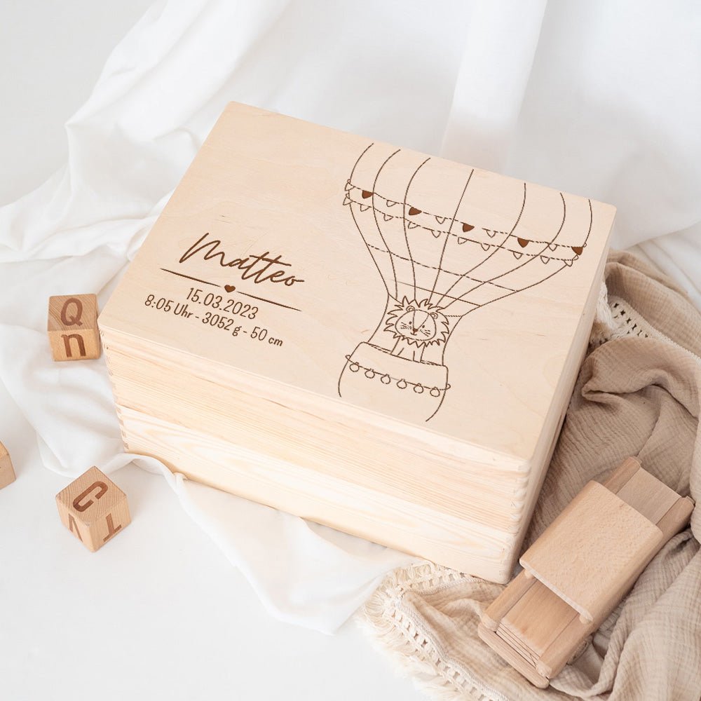 Erinnerungsbox Holz mit Wunschdaten – Tier Heißluftballon Gravur - wunderwunsch