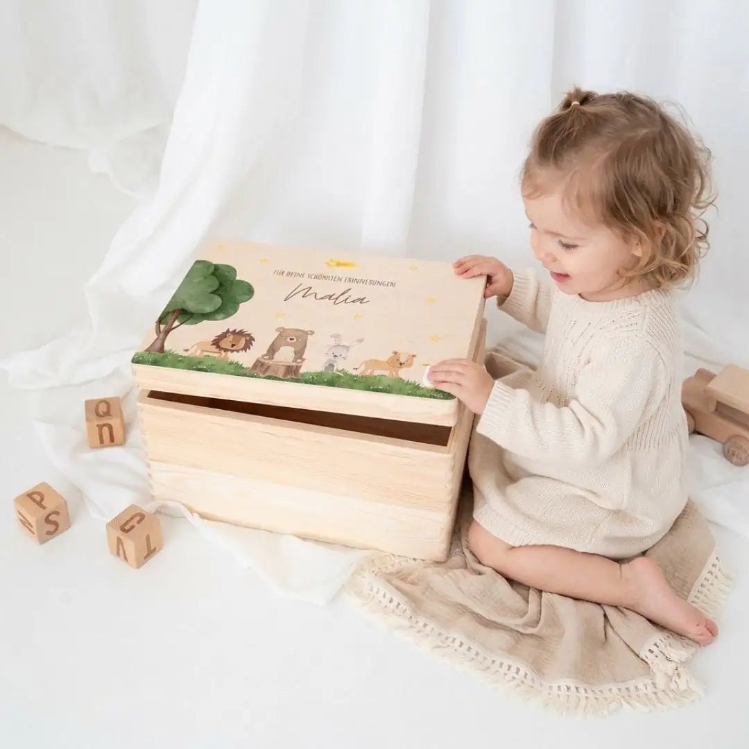 Erinnerungsbox Holz mit Wunschname – Tiere unterm Sternenhimmel Aquarell - wunderwunsch