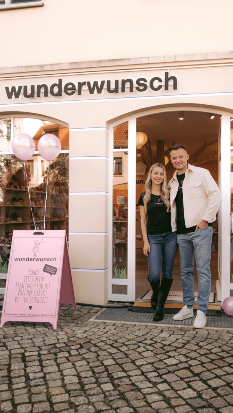 Celina und Toni vor dem Wunderwunsch Concept Store