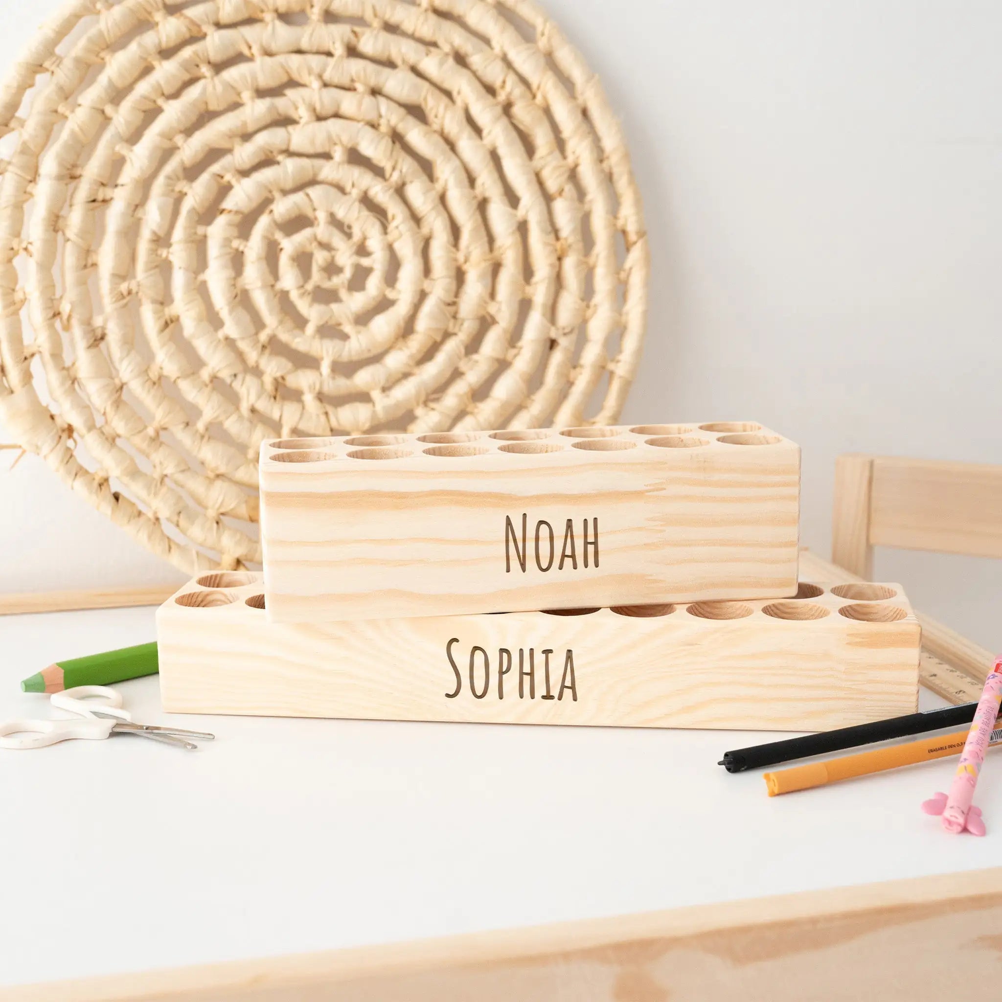 Holz Schreibtisch Organizer mit dicken Löchern personalisierbar - wunderwunsch