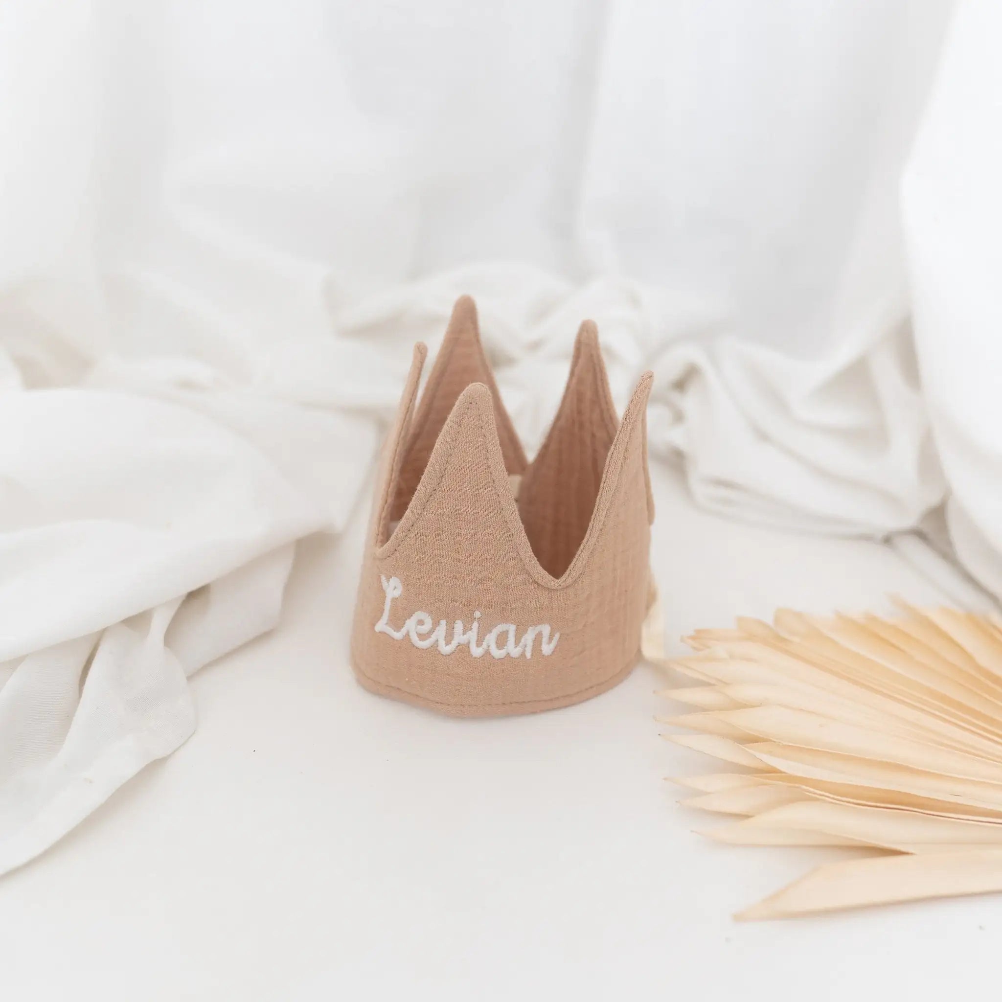 JOLLEIN Geburtstagskrone Musselin personalisiert - braun, creme, rosa oder blau - wunderwunsch