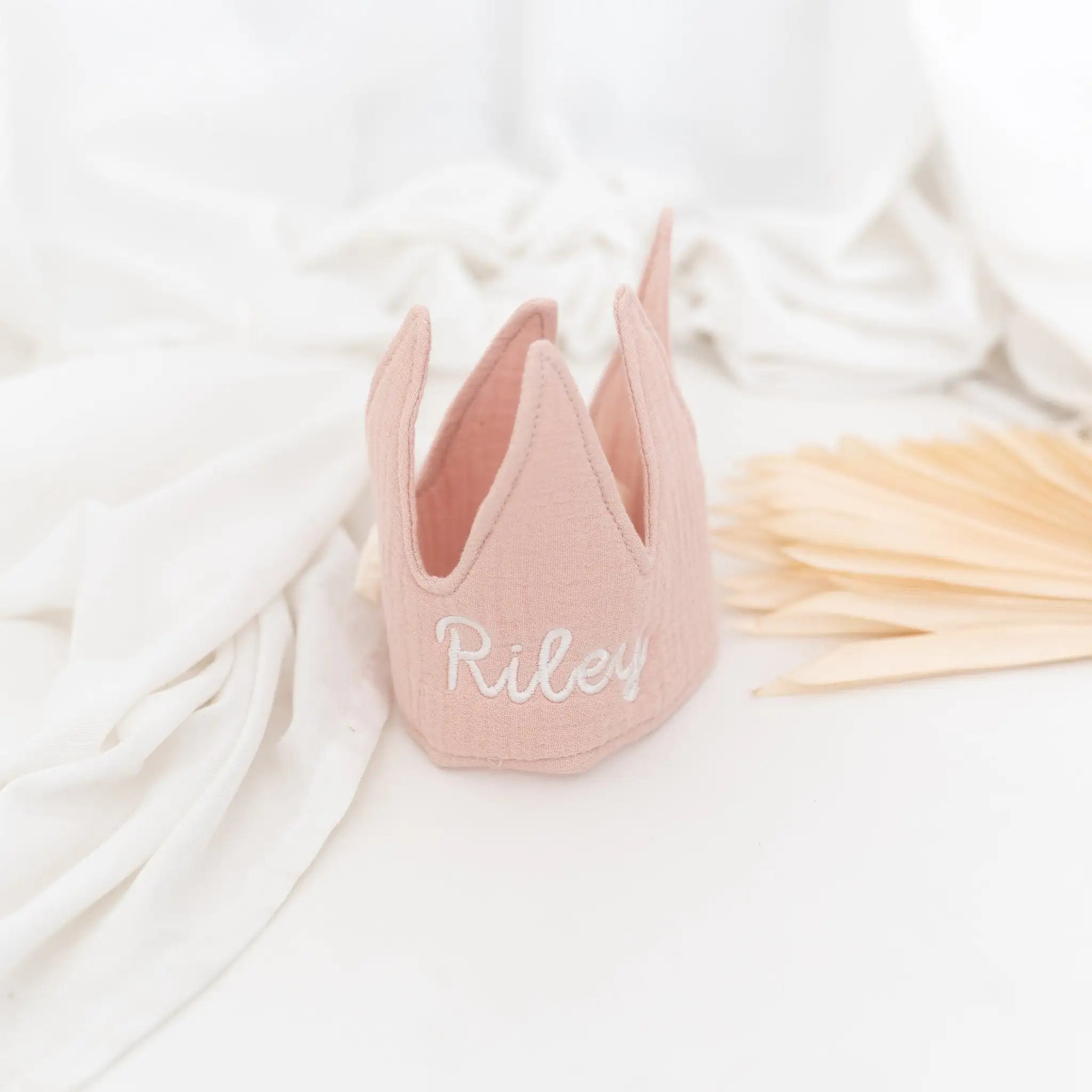 JOLLEIN Geburtstagskrone Musselin personalisiert - braun, creme, rosa oder blau - wunderwunsch