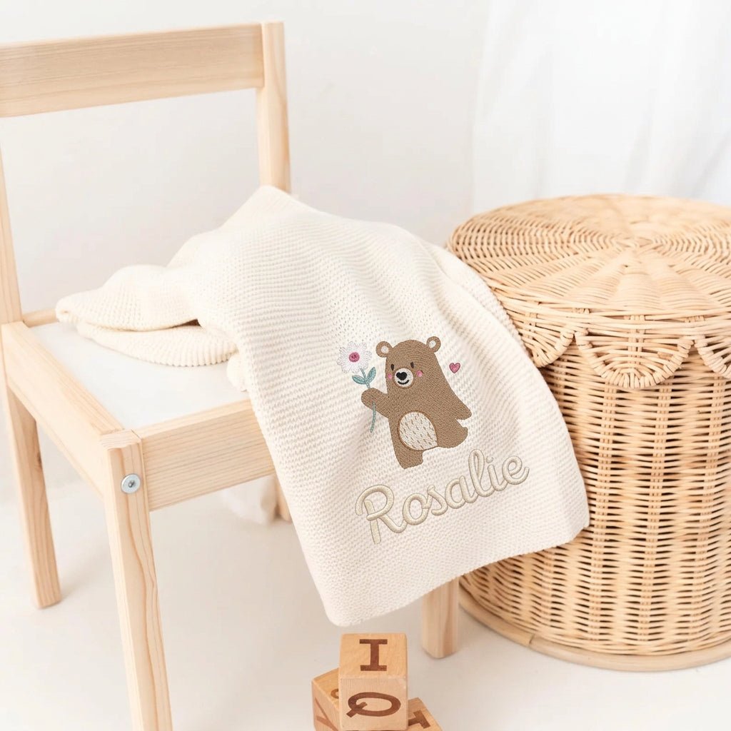 JOLLEIN Strickdecke personalisiert - Bär mit Blume - wunderwunsch