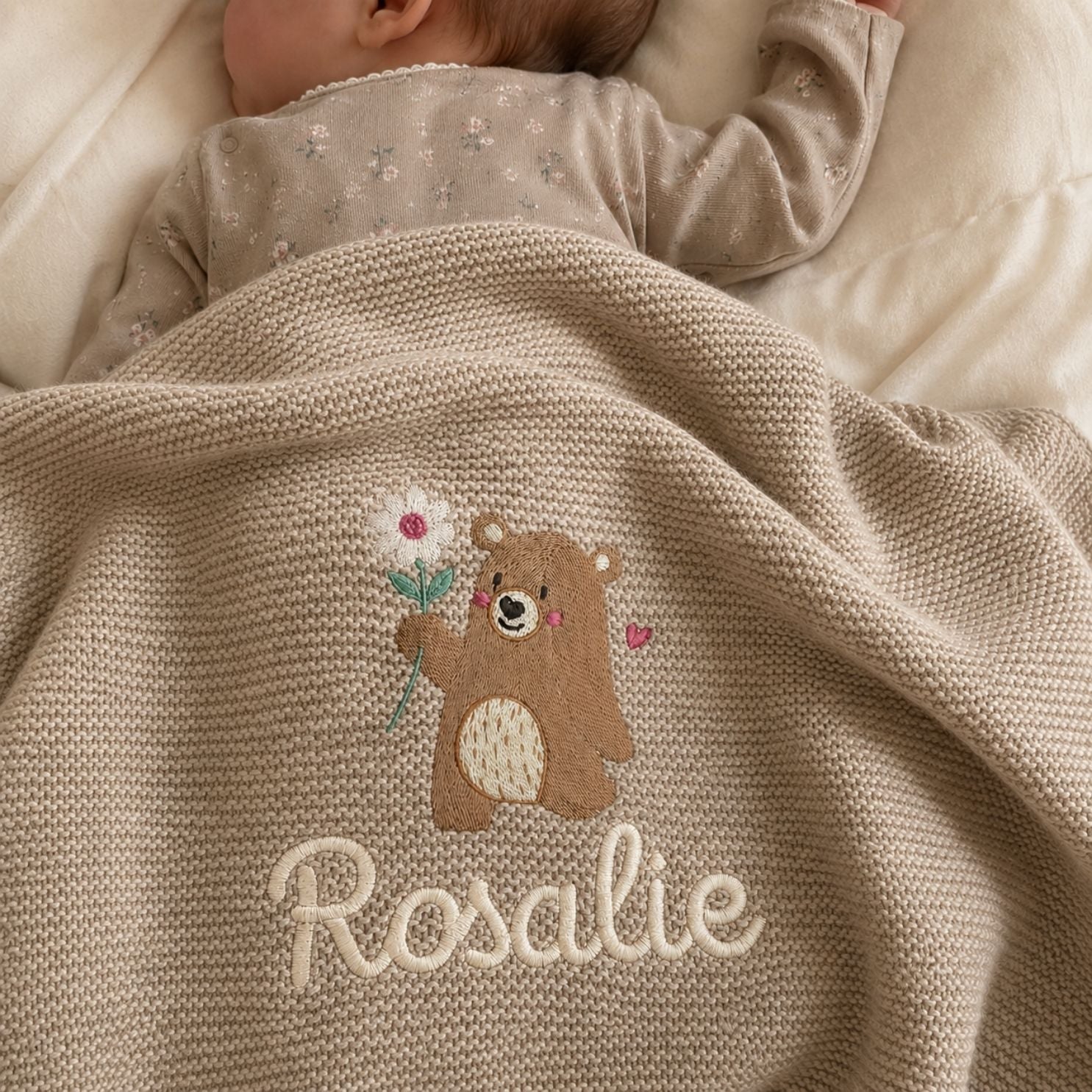 JOLLEIN Strickdecke personalisiert - Bär mit Blume - wunderwunsch