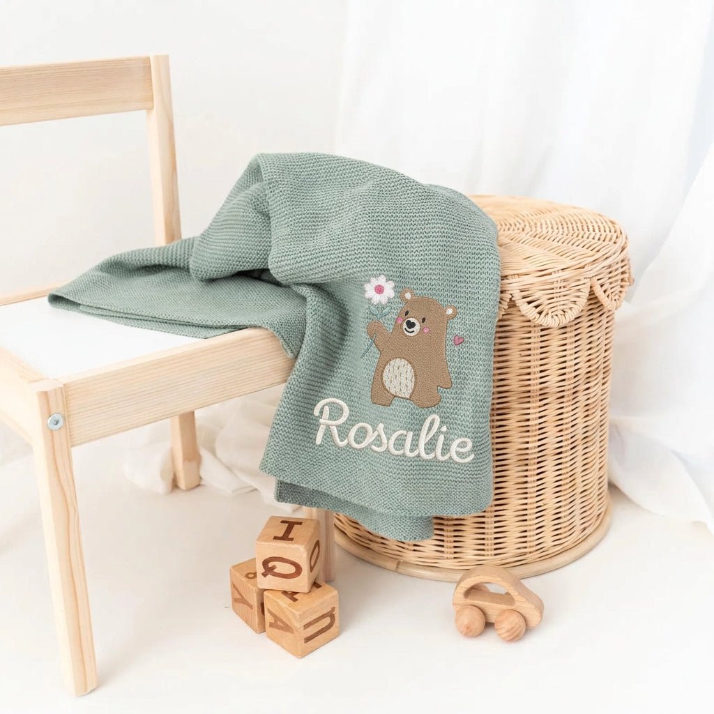 JOLLEIN Strickdecke personalisiert - Bär mit Blume - wunderwunsch