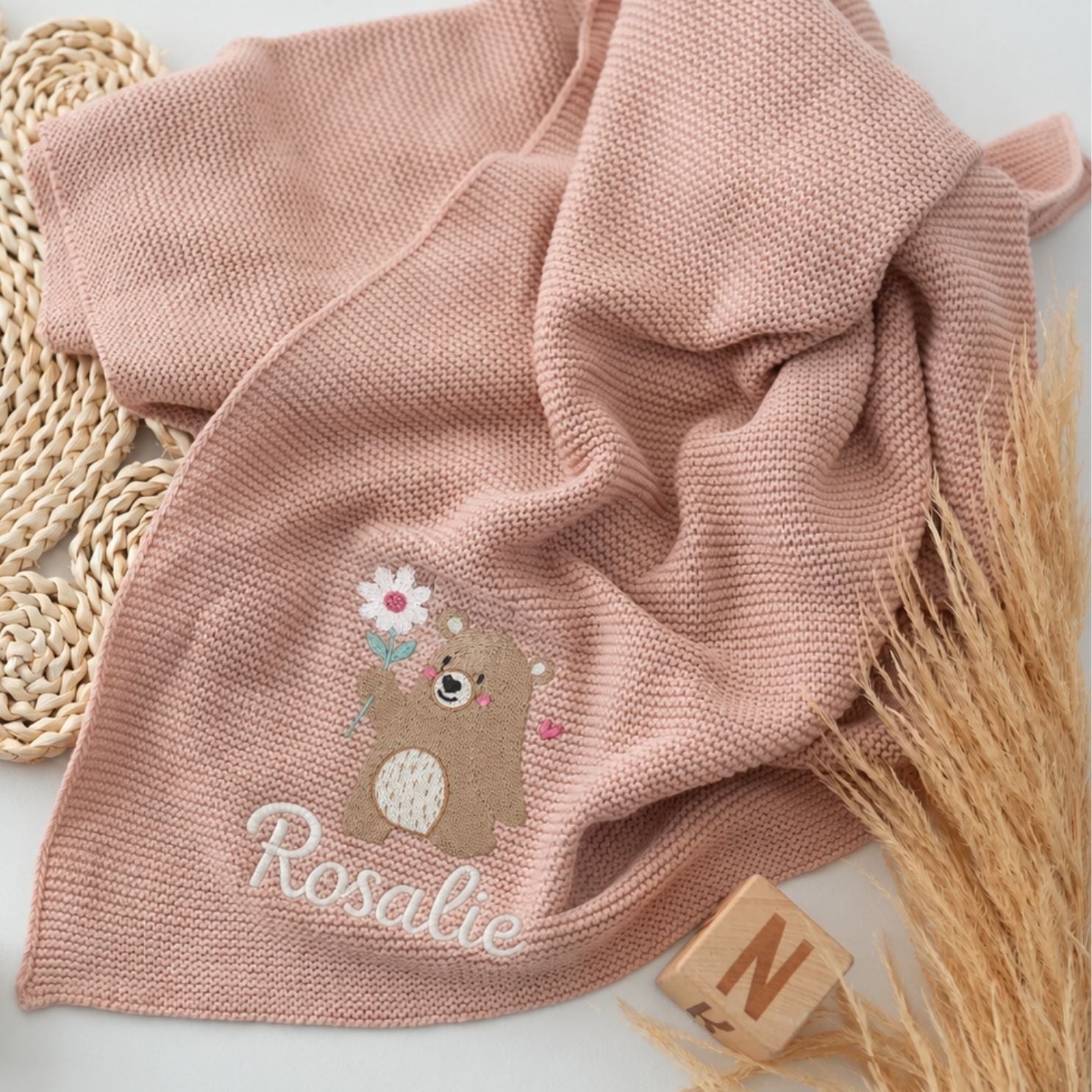 JOLLEIN Strickdecke personalisiert - Bär mit Blume - wunderwunsch