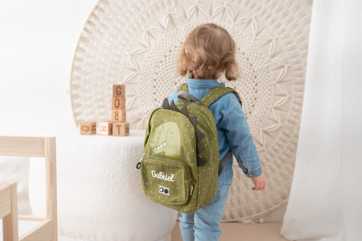 Kleinkind mit grünem Trixie Dino-Rucksack Gabriel