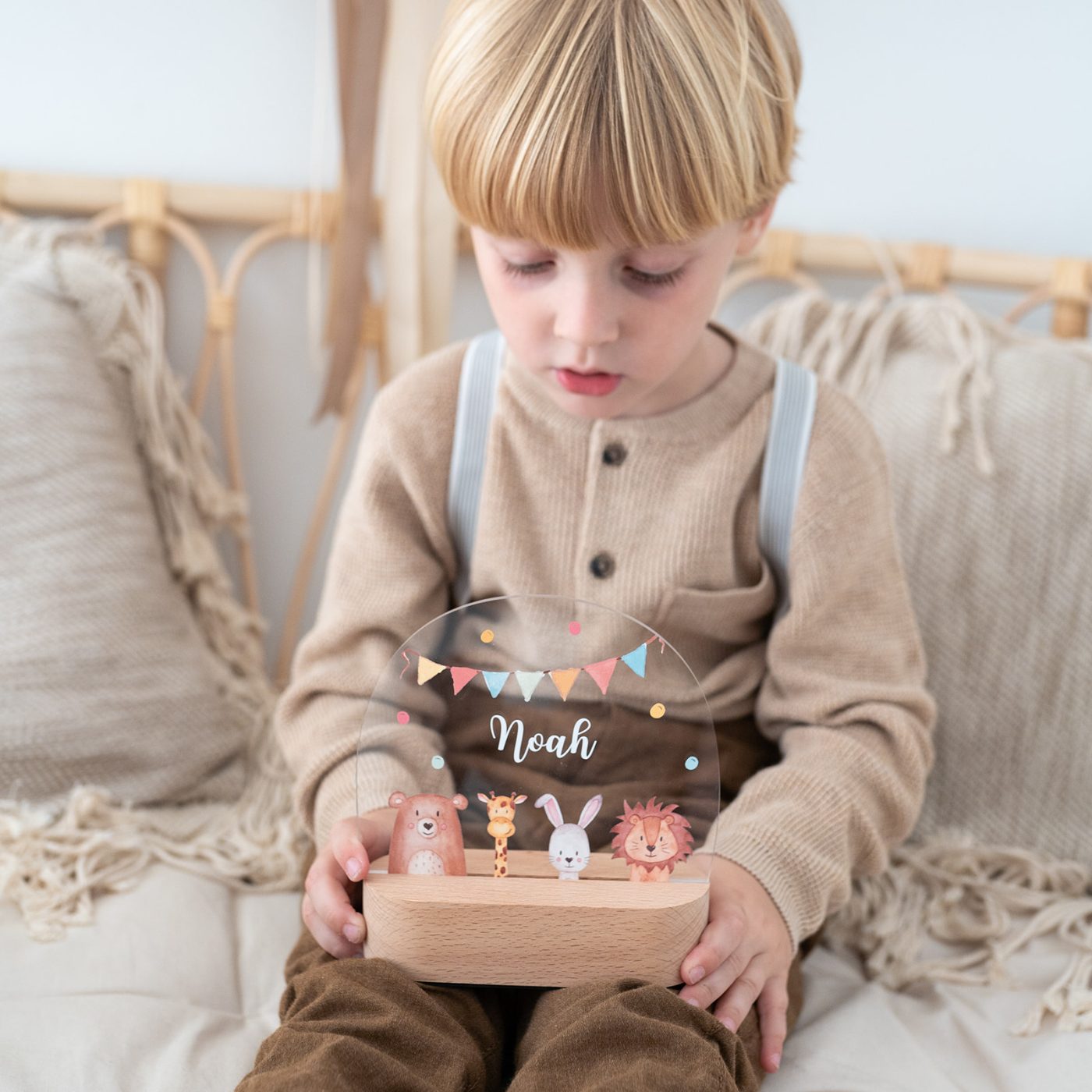 Junge mit personalisiertem Nachtlicht Noah mit Tiermotiven