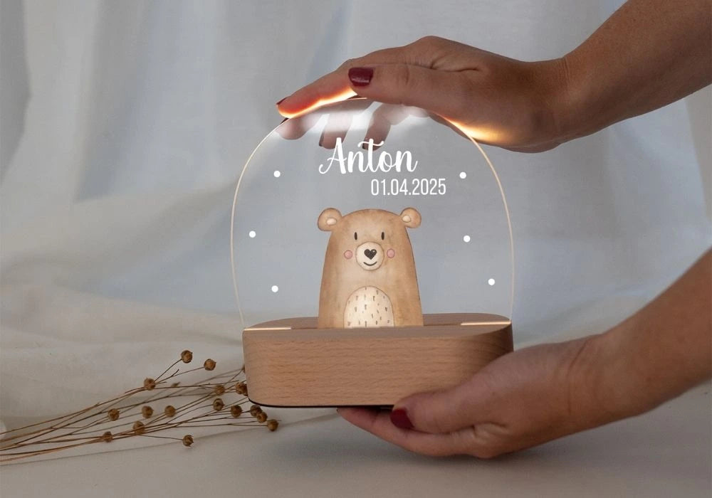 Leuchtendes personalisiertes Nachtlicht mit Bärmotiv, Name Anton und Datum 01.04.2025 auf Holzsockel