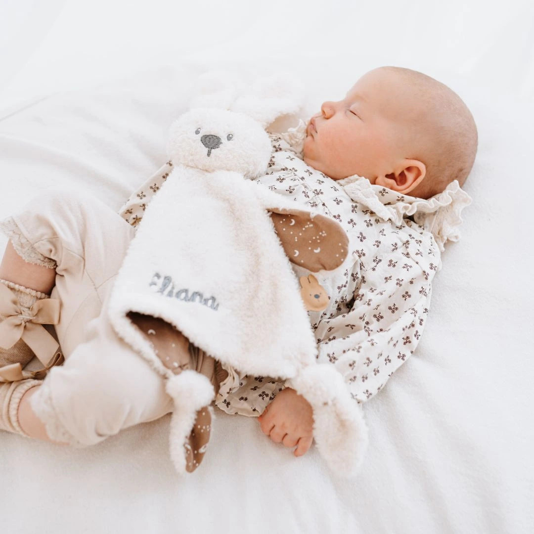 Personalisiertes Schmusetuch für Baby in Hasenform mit gesticktem Namen