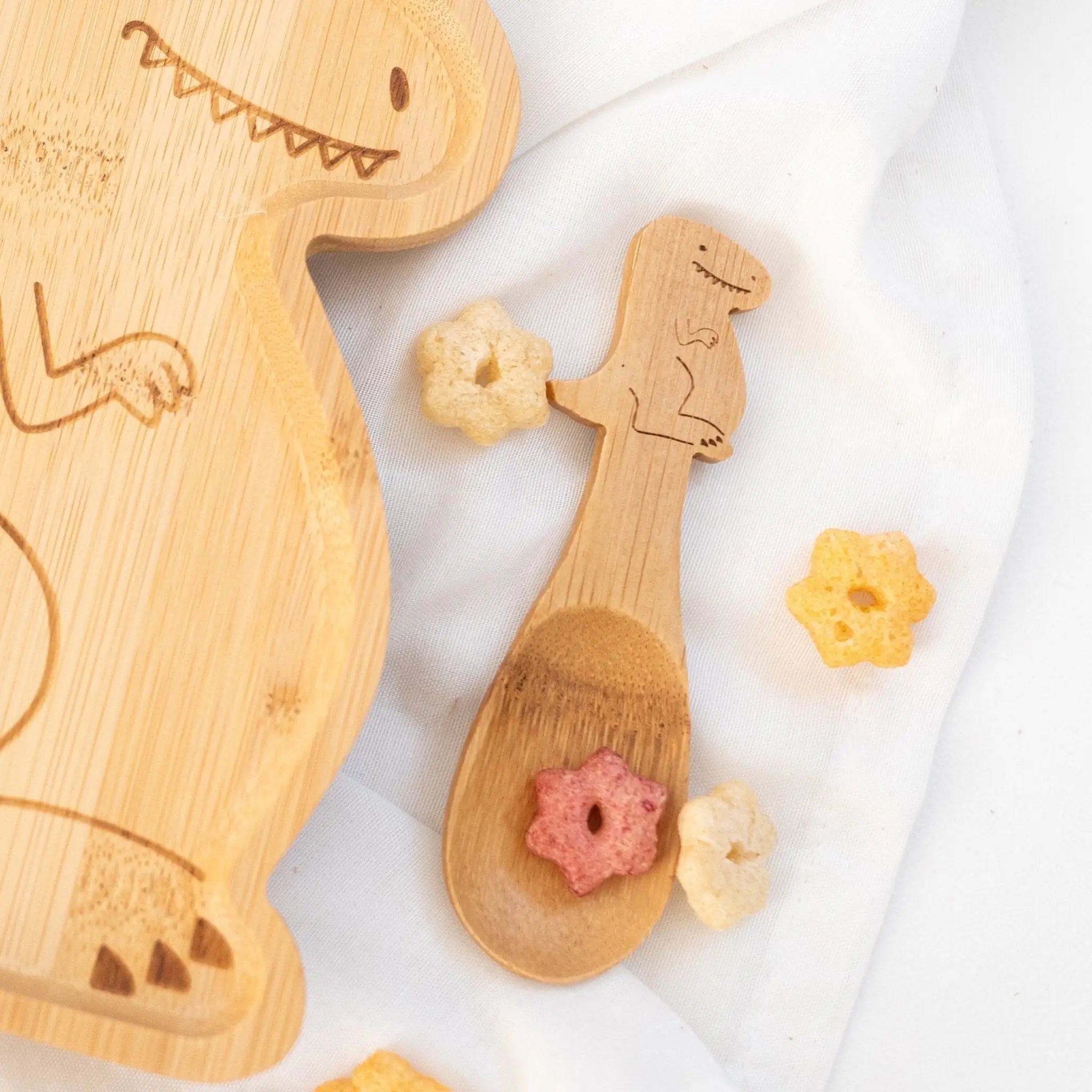 SASSANDBELLE - Kinderteller mit Kinderlöffel personalisiert - T - Rex - wunderwunsch