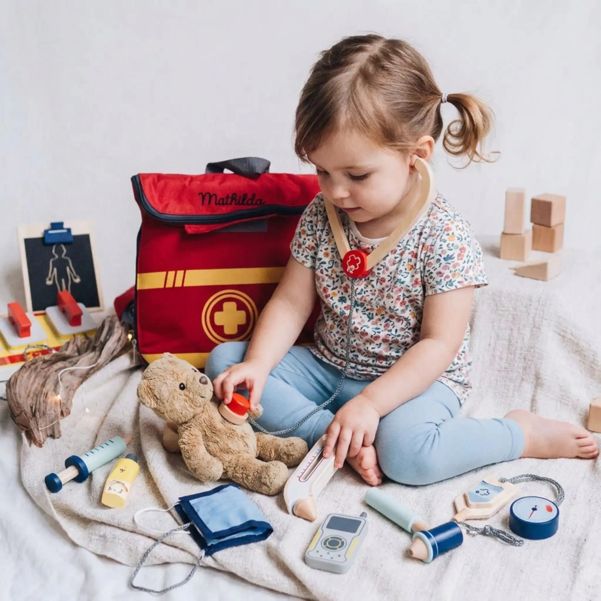 SMALL FOOT Notarztrucksack 18 - teilig personalisierbar - wunderwunsch