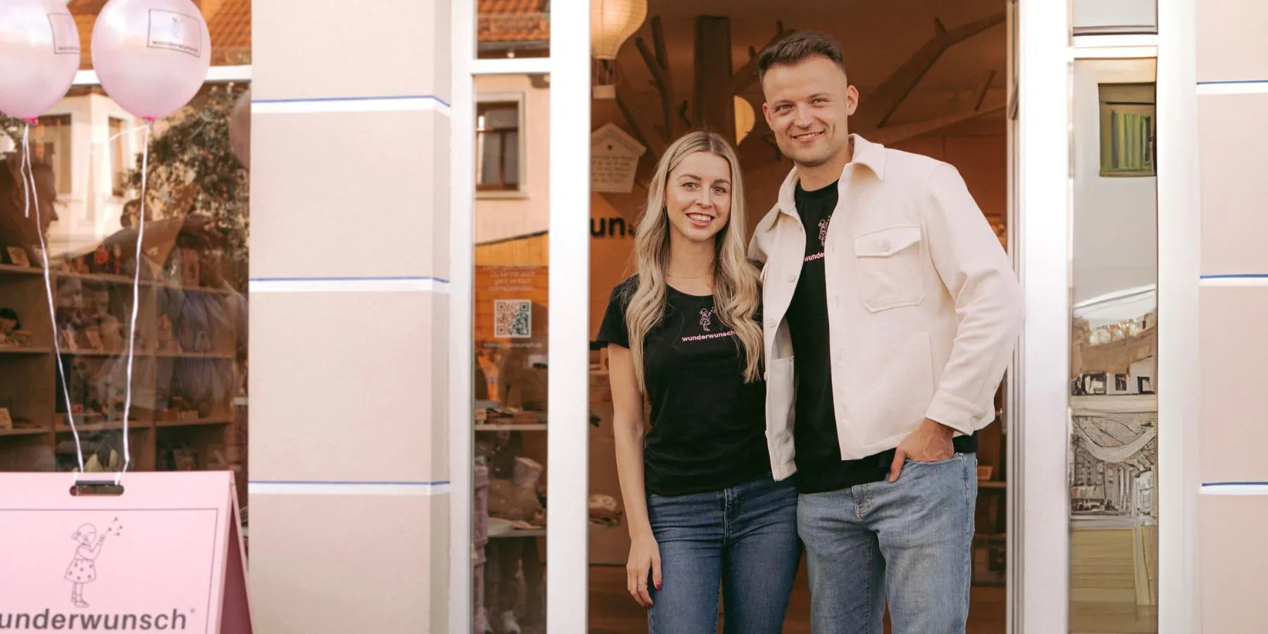 Geschäftsführer von Wunderwunsch, Celina Rewel und Toni Lösche, vor dem Wunderwunsch Store